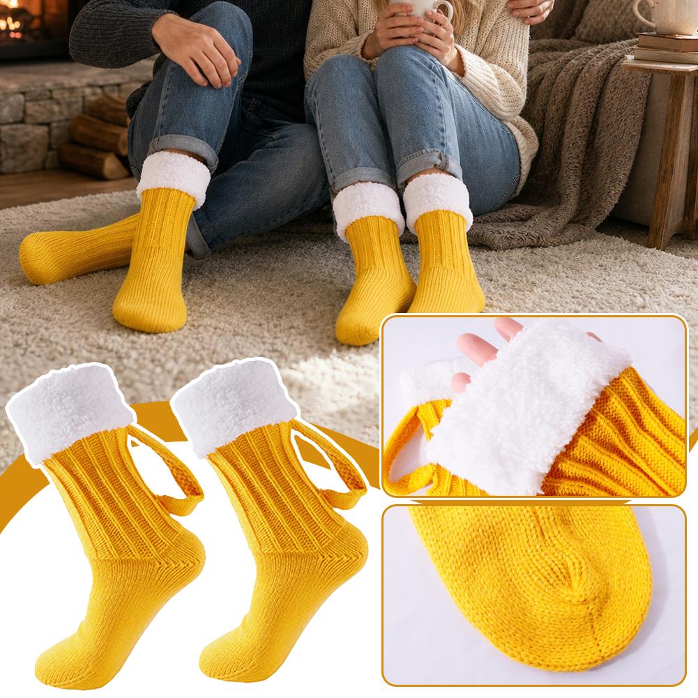 Novelty Gifts - 3Dビアマグ柄のニットソックス。クリスマスギフトに最適。ミドル丈で暖かく、厚手のアクリル素材を使用。男性にも女性にも似合う、冬用のルームソックス。